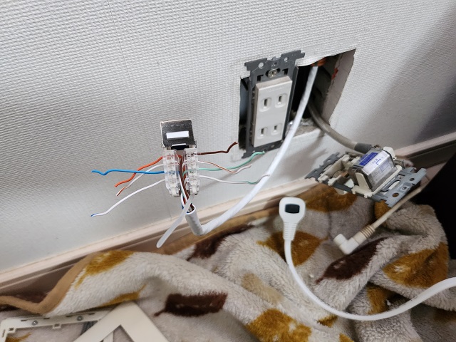 LAN配線施工中